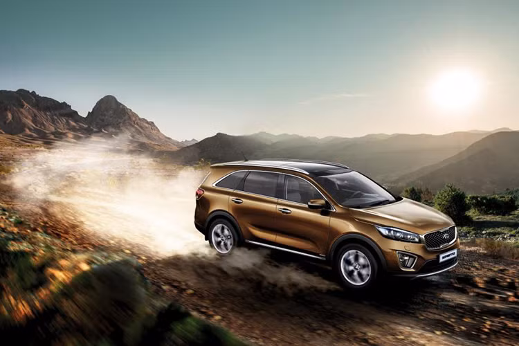 Hãng xe hơi Kia vừa qua đã mở rộng dòng xe thể thao đa dụng 7 chỗ Sorento bằng phiên bản mới mang tên High Spec. So với phiên bản tiêu chuẩn, Kia Sorento High Spec 2017 chỉ khác biệt ở mặt trang thiết bị. Về mặt ngoại hình, có thể nhận ra phiên bản High Spec nâng cấp mới ra mắt đầu năm 2017 này không thay đổi nhiều.