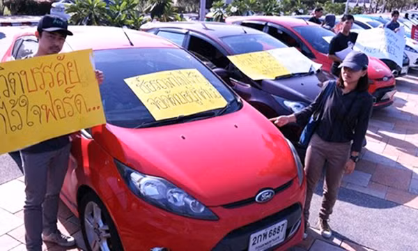 Xe oto Ford Fiesta va Focus bi dan Thai 