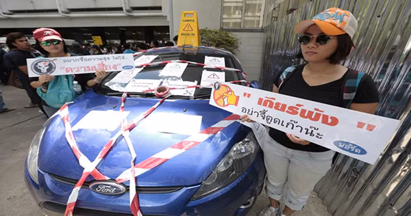 Xe oto Ford Fiesta va Focus bi dan Thai 
