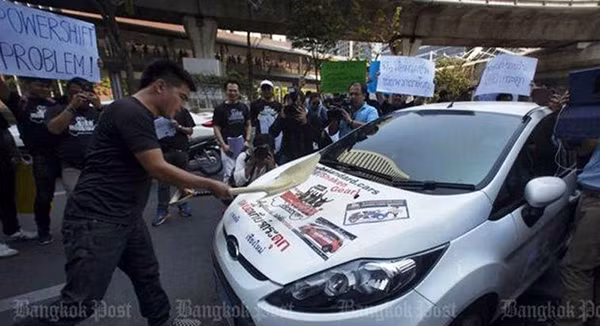Xe oto Ford Fiesta va Focus bi dan Thai 