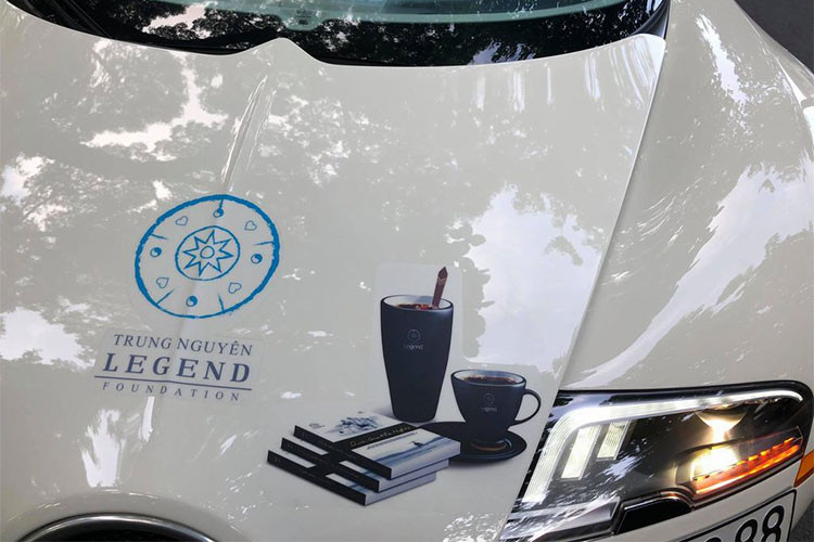 Chủ nhân mới của “ông hoàng tốc độ” này chính là Chủ tịch hãng Cà phê Trung Nguyên Đặng Lê Nguyên Vũ. Trước đó, siêu xe này đã được “lột xác” từ màu đỏ sang màu trắng để phù hợp với bộ sưu tập vốn chỉ có các màu trắng, đen, bạc của ông chủ cafe Trung Nguyên đình đám.