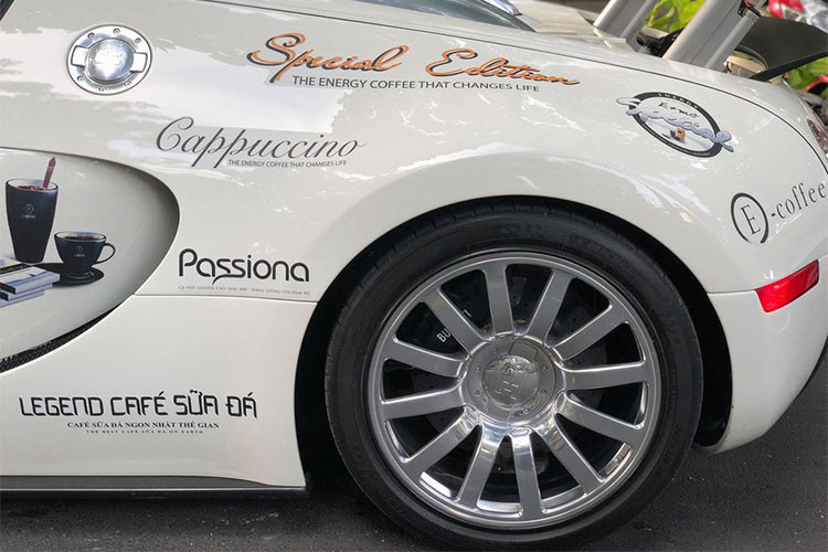 Bugatti Veyron là siêu xe hàng hiếm, được sản xuất giới hạn 450 chiếc, ít hơn cả đàn em Chiron với số lượng 500 chiếc. Chính vì thế nó là một trong những siêu xe đắt tiền và đẳng cấp hàng đầu thế giới. Theo như Bugatti cho biết, thời gian sản xuất một chiếc Veyron mất khoảng 400 giờ, riêng bộ lưới tản nhiệt cũng mất đến 15 giờ gia công.