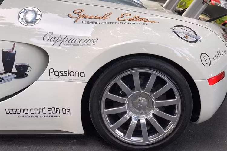 Bugatti Veyron là siêu xe hàng hiếm, được sản xuất giới hạn 450 chiếc, ít hơn cả đàn em Chiron với số lượng 500 chiếc. Chính vì thế nó là một trong những siêu xe đắt tiền và đẳng cấp hàng đầu thế giới. Theo như Bugatti cho biết, thời gian sản xuất một chiếc Veyron mất khoảng 400 giờ, riêng bộ lưới tản nhiệt cũng mất đến 15 giờ gia công.