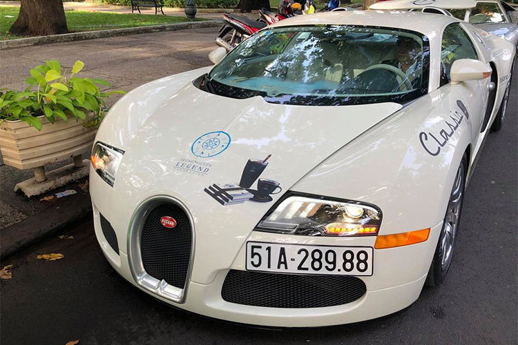 Hiện chưa rõ mức giá bán xe Bugatti Veyron lúc về tay Chủ tịch Trung Nguyên - Đại gia Đặng Lê Nguyên Vũ là bao nhiêu. Tuy nhiên, theo giới thạo tin đồn đoán giá của siêu xe độc nhất Việt Nam này sẽ không có giá dưới 2,1 triệu USD (tương đương khoảng 47,797 tỷ đồng).