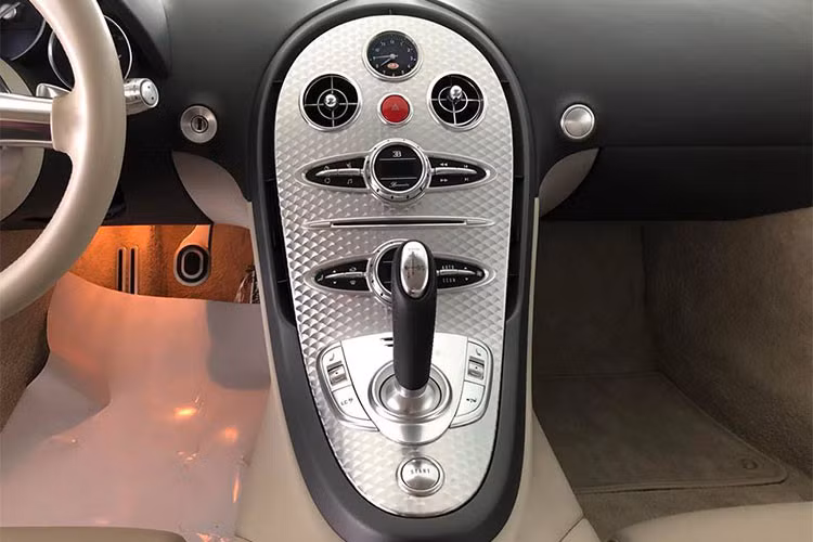 Siêu xe Bugatti Veyron được trang bị động cơ 16 xy-lanh xếp hình chữ W, dung tích 8 lít, 64 van, 4 trục cam, 4 bộ tăng áp, sản sinh công suất tối đa 1.001 mã lực và mô-men xoắn cực đại 1.250 Nm.