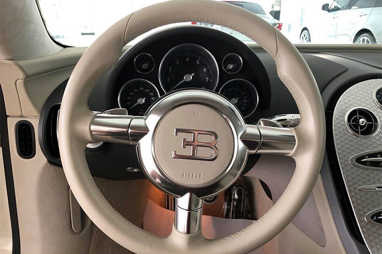 Chiếc Bugatti Veyron độc nhất Việt Nam này cũng là siêu xe có số lần lăn bánh trên đường ít nhất tại Việt Nam, đa phần xe nằm im dưới garage của Minh Nhựa trong 4 năm sở hữu. Theo giới hâm mộ siêu xe tại Việt Nam kỳ vọng khi về ta chủ mới siêu xe này sẽ xuất hiện nhiều hơn.