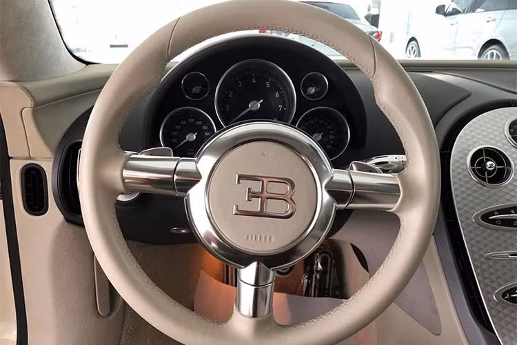 Chiếc Bugatti Veyron độc nhất Việt Nam này cũng là siêu xe có số lần lăn bánh trên đường ít nhất tại Việt Nam, đa phần xe nằm im dưới garage của Minh Nhựa trong 4 năm sở hữu. Theo giới hâm mộ siêu xe tại Việt Nam kỳ vọng khi về ta chủ mới siêu xe này sẽ xuất hiện nhiều hơn.