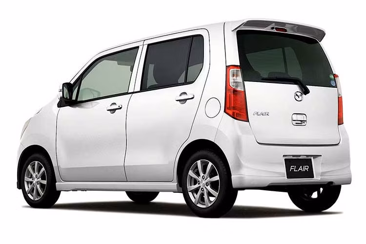 Kích thước của xe nhỏ như Kia Morning nhưng thiết kế của Mazda Flair Wagon vuông vức để nhường chỗ cho không gian bên trong. Mazda cho biết thế hệ mới cho khả năng ra vào xe một cách dễ dàng nhất có thể.