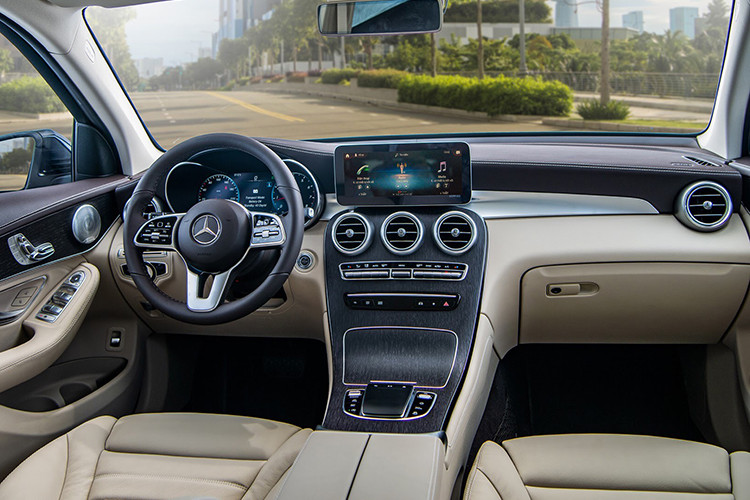 Ở bên trong, Mercedes-Benz GLC 300 4Matic 2020 sở hữu gói nội thất Exclusive với bảng đồng hồ kỹ thuật số kích cỡ 10,25 inch, màn hình giải trí trung tâm 12,3 inch đi kèm giao diện MBUX mới nhất của hãng xe Đức, vô lăng 3 chấu bọc da tích hợp nút điều khiển cảm ứng giống với dòng S-Class. Các tiện nghi đáng chú ý bao gồm cửa sổ trời panorama, đèn viền nội thất 64 màu,…