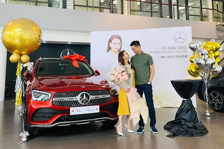 Mới đây, diễn viên Bảo Thanh cùng chồng đã có mặt tại đại lý Mercedes-Benz ở Hà Nội để làm lễ bàn giao, tiếp nhận mẫu SUV hạng sàng mới. Sự lựa chọn lần này của nữ diễn viên “Về nhà đi con” là một chiếc Mercedes-Benz GLC 300 AMG 2020 mới với ngoại thất đỏ khá bắt mắt.