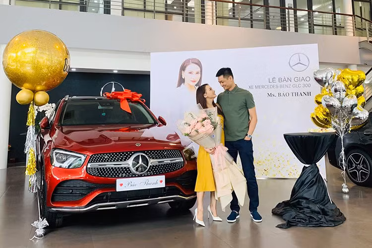 Mới đây, diễn viên Bảo Thanh cùng chồng đã có mặt tại đại lý Mercedes-Benz ở Hà Nội để làm lễ bàn giao, tiếp nhận mẫu SUV hạng sàng mới. Sự lựa chọn lần này của nữ diễn viên “Về nhà đi con” là một chiếc Mercedes-Benz GLC 300 AMG 2020 mới với ngoại thất đỏ khá bắt mắt.