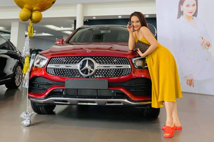 Mercedes-Benz GLC của Bảo Thanh sở hữu gói trang bị AMG Line đặc trưng của Mercedes-Benz bao gồm lưới tản nhiệt “sao rơi”, mâm AMG thiết kế 5 chấu kép kích cỡ 19 inch. Là phiên bản gần như cao cấp nhất của dòng GLC tại Việt Nam chỉ sau GLC 300 Coupe, Mercedes-Benz GLC 300 4Matic 2020 cũng được trang bị cụm đèn LED tích hợp công nghệ Multibeam độc quyền của hãng xe Đức.