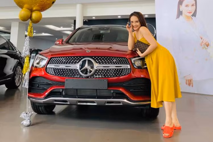 Mercedes-Benz GLC của Bảo Thanh sở hữu gói trang bị AMG Line đặc trưng của Mercedes-Benz bao gồm lưới tản nhiệt “sao rơi”, mâm AMG thiết kế 5 chấu kép kích cỡ 19 inch. Là phiên bản gần như cao cấp nhất của dòng GLC tại Việt Nam chỉ sau GLC 300 Coupe, Mercedes-Benz GLC 300 4Matic 2020 cũng được trang bị cụm đèn LED tích hợp công nghệ Multibeam độc quyền của hãng xe Đức.
