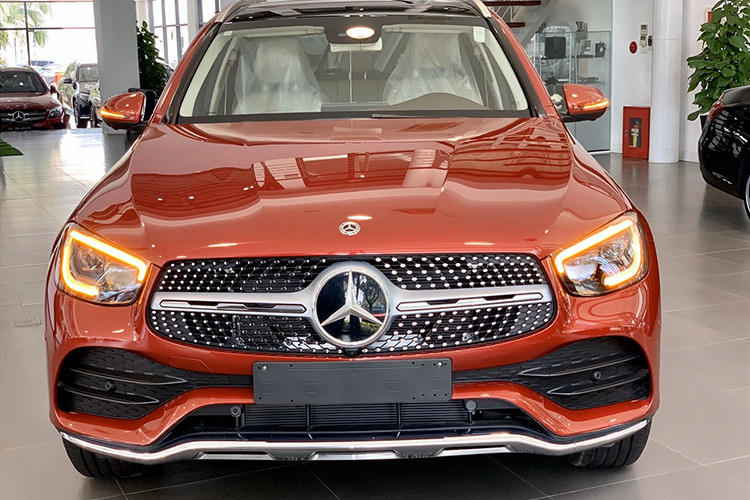 Được Mercedes-Benz Việt Nam giới thiệu tới khách hàng trong nước lần đầu vào cuối tháng 4/2016, GLC là mẫu xe hạng sang được ưa chuộng nhất và bán chạy nhất tại Việt Nam cho đến nay. Mẫu xe thể thao đa dụng này luôn dành được sự quan tâm đặc biệt của khách hàng và tạo nên những kỷ lục doanh số “vô tiền khoáng hậu”. Tính đến hết năm 2019, đã có hơn 9.000 xe GLC lăn bánh tại Việt Nam.