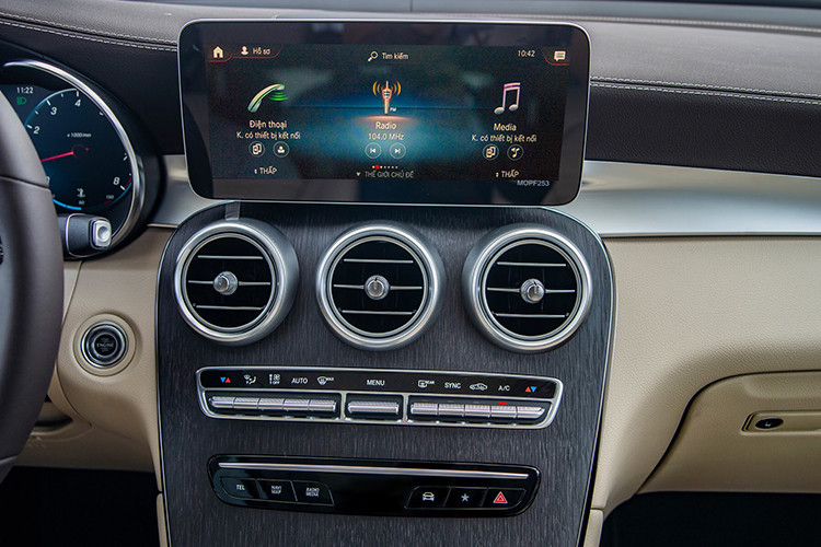 Ngoài những trang bị nâng cấp, GLC 2020 mới còn sở hữu hàng loạt các tính năng an toàn vượt trội như: hỗ trợ đỗ xe tự động Active Parking Assist; ATTENTION ASSIST; ESP Curve Dynamic Assist; Crosswind Assist; phanh tay điều khiển điện với chức năng nhả phanh thông minh; túi khí phía trước, túi khí bên hông phía trước, túi khí đầu gối cho người lái, túi khí cửa sổ, Camera 360 độ... 