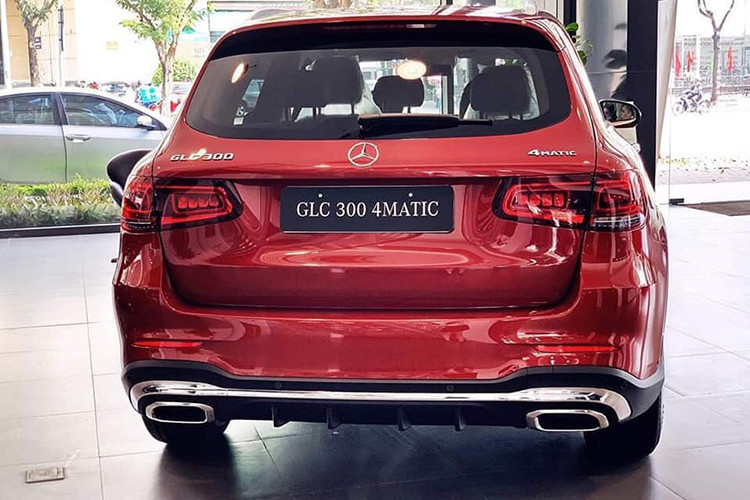 Về khả năng vận hành, Mercedes-Benz GLC 300 4Matic 2020 được trang bị động cơ I4, dung tích 2.0L cho công suất tối đa là 258 mã lực và mô-men xoắn cực đại đạt 370 Nm. Trang bị hộp số vẫn là loại tự động 9 cấp 9G-TRONIC quen thuộc, đi kèm với hệ dẫn động 4 bánh 4Matic. Theo thông số của nhà sản xuất, xe có khả năng tăng tốc từ 0 – 100 km/h chỉ trong vòng 6,2 giây.
