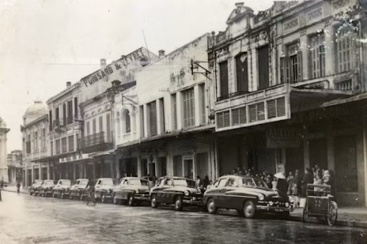 Khi cụm từ " siêu xe rước dâu" mới chỉ được nhắc tới nhiều trong khoảng vài năm trở lại dây, ít ai nghĩ rằng ngay từ năm 1952 đã có một đám cưới với dàn siêu xe sang thực sự giữa 2 gia tộc nổi danh ở đất Hà Thành.