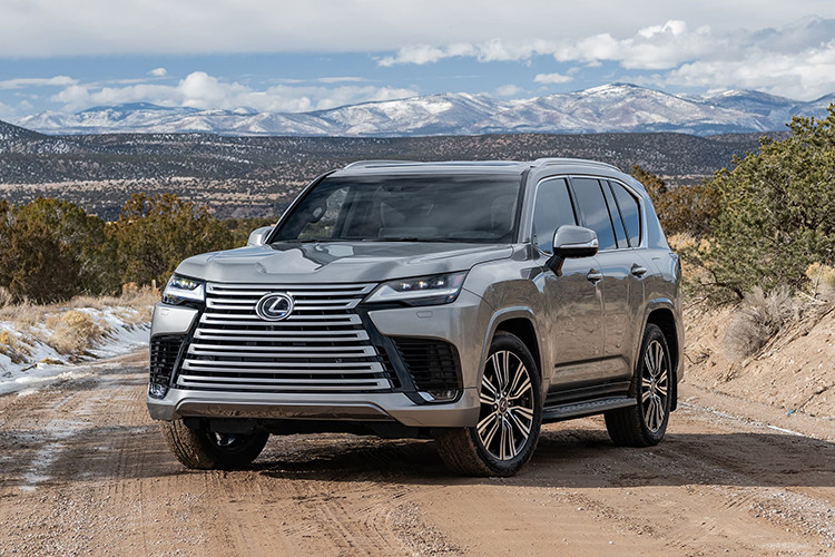 Lexus Việt Nam đã chính thức ra mắt dòng xe LX600 2022, khiến thị trường SUV cao cấp tại Việt Nam trở nên sôi động hơn. Tịa thị trường Việt, Lexus LX600 2022 mới sẽ tiếp tục là đối thủ cạnh tranh của Mercedes-Benz GLS, BMW X7 và Cadillac Escalade.