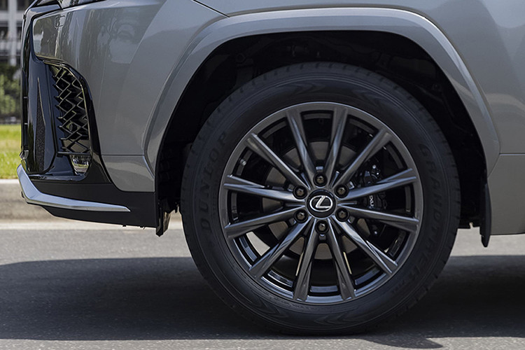 Tiếp đến là bộ mâm hợp kim có đường kính lên đến 22 inch, với thiết kế đa chấu và được sơn màu đen để đem đến cái nhìn mạnh mẽ hơn. Ở thế hệ mới, F Sport cũng là phiên bản duy nhất có sẵn với tùy chọn màu sơn Ultra White. 