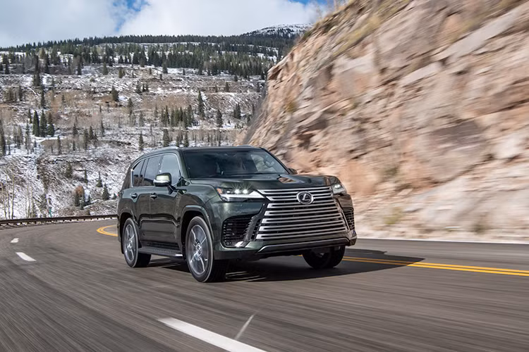 Xe sẽ được đưa về đại lý vào đầu tháng 5 tới đây và bắt đầu hành trình bàn giao tới tay khách mua xe Lexus LX600 2022 ngay sau đó. Đối tượng khách hàng của Lexus LX600 2022 được định vị là các "ông chủ" doanh nghiệp hoặc lãnh đạo cao cấp...