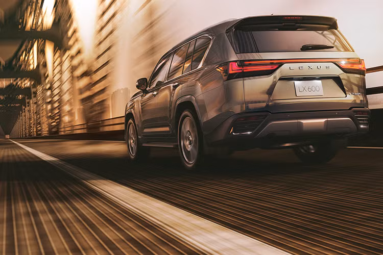 Theo công bố của nhà phân phối, giá xe Lexus LX600 2022 cho 3 phiên bản cụ thể như sau: Lexus LX600 Urban 7 chỗ ngồi giá 8,1 tỷ đồng. Lexus LX600 F-Sport 5 chỗ ngồi giá 8,35 tỷ đồng. Lexus LX600 VIP 4 chỗ ngồi giá 9,21 tỷ đồng.