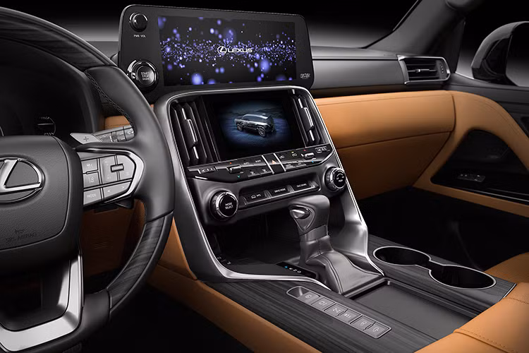 Khoang lái của Lexus LX600 tiếp tục phát triển theo ý tưởng Tazuna, tạo ra một chỉnh thể thống nhất, trực quan, cho phép người dùng tập trung hơn khi lái xe. Bảng điều khiển trung tâm tích hợp 2 màn hình 12,3 inch và 7 inch tiện ích.