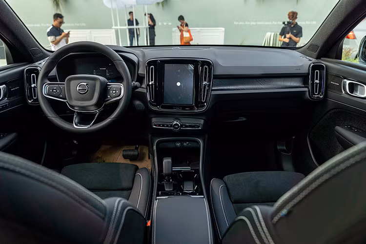 Thể hiện tinh thần hướng tới một tương lai bền vững, Volvo EC40 áp dụng triệt để các loại vật liệu tái chế bên trong khoang nội thất. Đầu tiên là bộ ghế ngồi thiết kế thể thao được bọc bằng vật liệu da tổng hợp Microtech, đem lại trải nghiệm sử dụng tương đương những loại da cao cấp, pha da lộn. Tất nhiên, công nghệ WHIPS (tựa đầu bảo vệ đốt sống cổ) vẫn có mặt trên EC40.