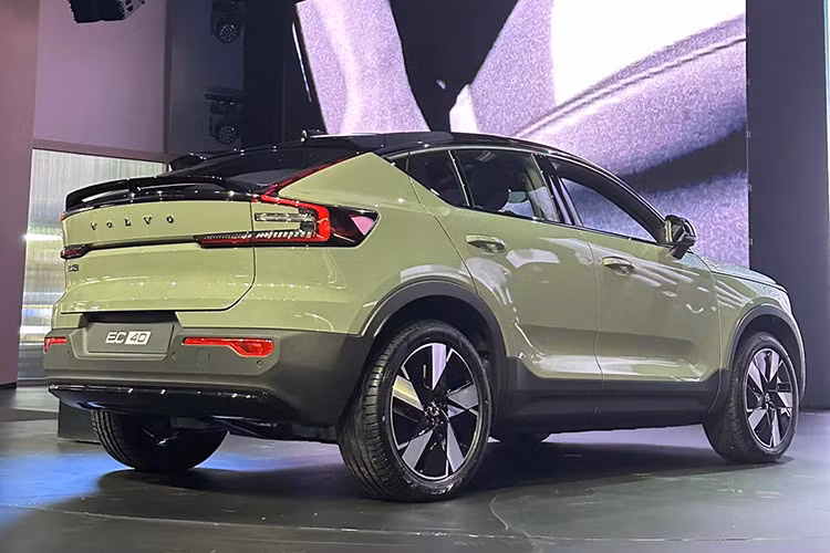 An toàn là khía cạnh luôn được Volvo đặt lên hàng đầu, bởi vậy EC40 tại thị trường Việt Nam cũng sở hữu đầy đủ các công nghệ hỗ trợ lái hiện đại nhất của hãng xe Bắc Âu, như: Intellisafe, City Safety, các tính năng giữ làn và hỗ trợ đánh lái chủ động Lane Keeping Aid hay Adaptive Cruise Control nằm trong gói Pilot Assist. Đặc biệt hơn nữa, xe sở hữu e-sim tích hợp