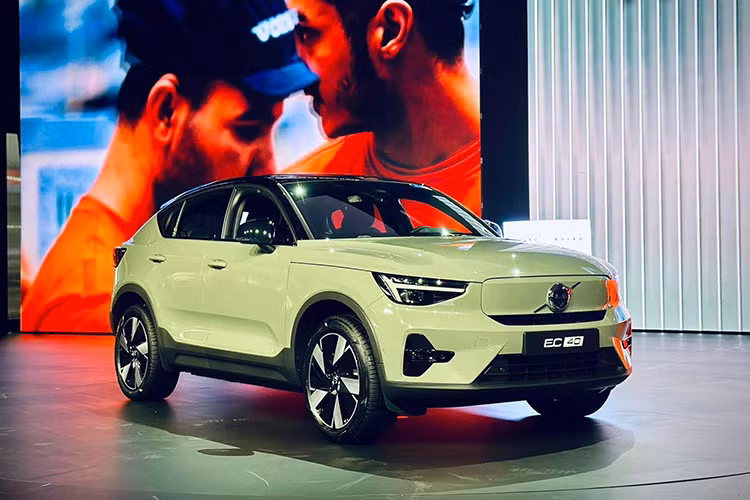 Volvo EC40 đã được nhà phân phối Tasco tính toán kỹ lưỡng về vấn đề trạm sạc. Cụ thể khi mua xe, khách hàng sẽ được lắp đặt miễn phí một trụ sạc tại nhà có công suất 7kW để nạp năng lượng qua đêm. Tại các đại lý của hãng trên toàn quốc cũng được bố trí các cây sạc nhanh 120 kW, giúp xe bổ sung từ 10 - 80% pin chỉ trong khoảng 40 phút.