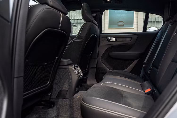 Thiết kế khoang nội thất vẫn được giữ nguyên như đàn em Volvo XC40, giúp đem lại cho người dùng cảm giác quen thuộc và dễ dàng sử dụng. Đặc biệt, xe không có nút bật tắt động cơ và mặt trước táp-lô được trang trí bởi họa tiết 3D phong cách Topography mô tả địa hình vùng núi Abisko phía bắc Thụy Điển - cái nôi của những mẫu xe Volvo.