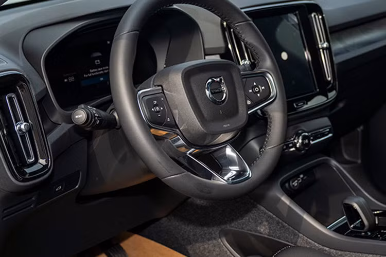 Tiếp theo, các vật liệu nỉ bọc trần xe và các khu vực khác xung quanh khoang nội thất, hay đến cả những tấm lót cũng đều được làm từ vật liệu thân thiện với môi trường. Xe sở hữu cửa sổ trời toàn cảnh Panoramic với phần kính cũng được thiết kế đa lớp cách âm và chống tia UV.