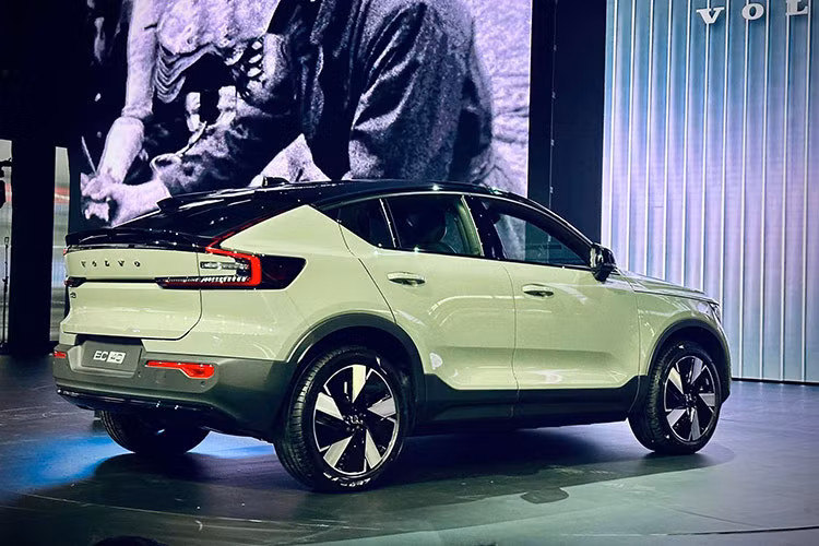 Người dùng có thể dễ dàng nhận diện Volvo EC40 thuần điện thông qua cụm đèn trước phong cách “búa Thor” bước ra từ những giai thoại xứ Scandinavi. Mặt ca-lăng ấn tượng, với logo khiên và tên nằm ở chính giữa lưới tản nhiệt đã bịt kín để tối ưu tính khí động học.