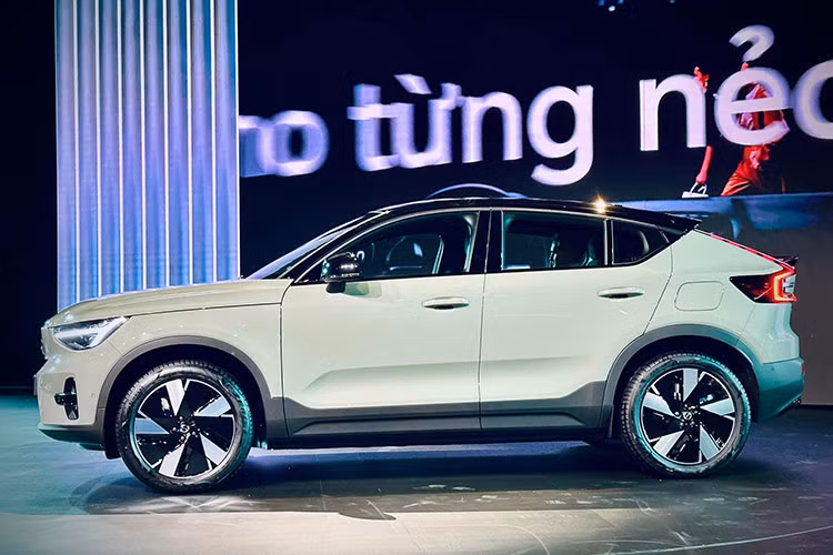 Về ngoại hình, mẫu xe SUV điện Volvo EC40 có thể coi là biến thể thuần điện của "đàn anh" C40 máy xăng, với kích thước dài, rộng, cao lần lượt là 4.440, 1.873, 1.591mm và chiều dài cơ sở 2.702mm, tương đương nhiều dòng xe thuộc phân khúc CUV cỡ C.