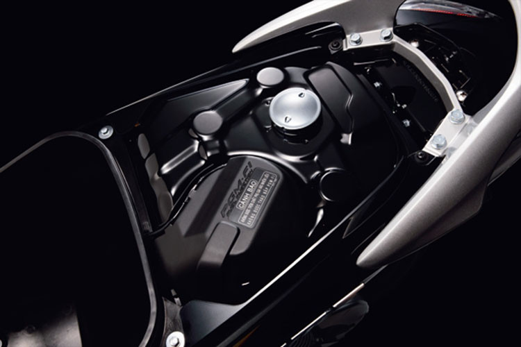 Ngoài "chất” khỏe khoắn, thể thao và đậm cá tính vốn có của dòng xe số cao cấp này, tiện ích của xe cũng được trang bị với cốp chứa đồ lớn, đủ để đựng một mũ bào hiểm nửa đầu và một số vật dụng cá nhân khác.