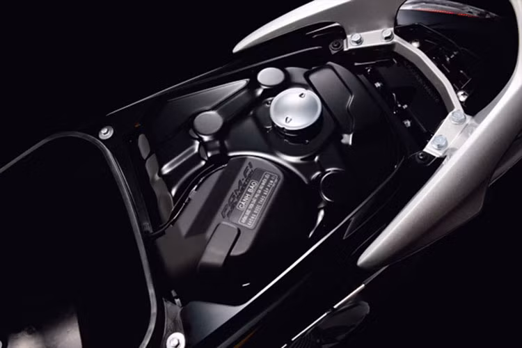 Ngoài "chất” khỏe khoắn, thể thao và đậm cá tính vốn có của dòng xe số cao cấp này, tiện ích của xe cũng được trang bị với cốp chứa đồ lớn, đủ để đựng một mũ bào hiểm nửa đầu và một số vật dụng cá nhân khác.