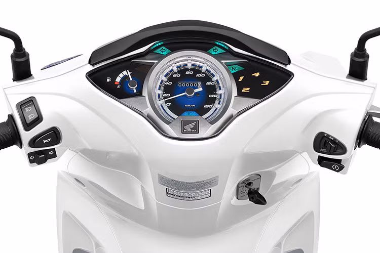 Ngoài ra, hệ thống đồng hồ công tơ mét cũng được thiết kế lại, giúp nổi bật vẻ nam tính của bản nâng cấp Honda Future FI 125cc. Mặt đồng hồ được điều chỉnh cho khả năng chiếu sáng mạnh hơn, giúp người sử dụng di chuyển dễ dàng hơn trong điều kiện trời tối.