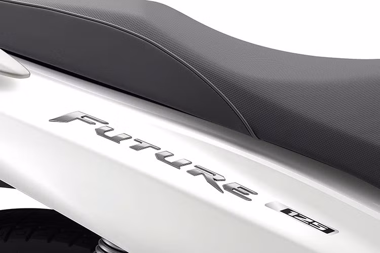 Bên cạnh những thay đổi hấp dẫn trên mẫu xe số phổ thông phiên bản mới này, Honda vẫn duy trì những ưu điểm vượt trội về thiết kế cho Future FI 125cc. Ở thiết kế phía trước như; vị trí ngồi thoải mái, tay lái cao, ổ khoá từ thiết kế đa nhiệm, an toàn hơn so với các đối thủ cùng phân khúc trên thị trường xe máy Việt.