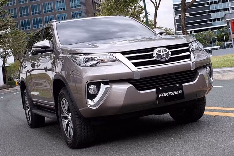 Biến mất khỏi danh sách 10 ôtô bán chạy trong tháng 6/2019, tuy nhiên Toyota Fortuner đã quay trở lại với doanh số đạt 1.191 chiếc, đây là mẫu xe vẫn đang thống trị hoàn toàn phân khúc SUV 7 chỗ tại Việt Nam. Tính chung đến thời điểm này, Toyota Fortuner có lượng xe tiêu thụ ở mức 6.642 chiếc đến tay người tiêu dùng.