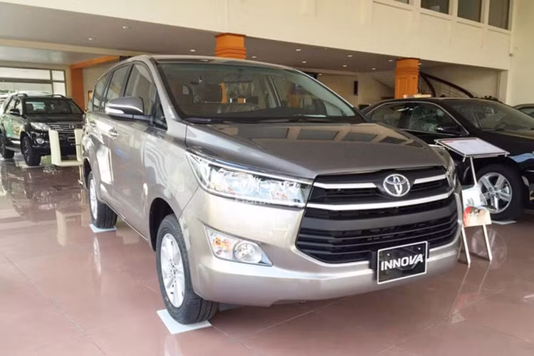 Toyota Innova đã quay trở lại dẫn đầu phân khúc xe hơi đa dụng tại Việt Nam với doanh số 1.043 chiếc trong tháng 7/2019. Cộng dồn từ đầu năm, lượng xe Innova bán ra đạt 7.092 chiếc. Hiện tại, phân khúc MPV của Toyota Innova đón nhận thêm khá nhiều đối thủ như Mitsubishi Xpander, Suzuki Ertiga,.. và sắp tới đây là Nissan Grand Livina.