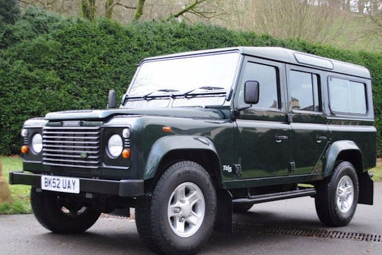 Theo ông McElroy, dòng xe yêu thích của Nữ hoàng Anh Elizabeth đệ nhị luôn là Land Rover Defender. Ông McElroy khẳng định Nữ hoàng Anh từng sở hữu gần 30 chiếc Land Rover Defender khác nhau. Vào năm 2002, hãng Land Rover đã chế tạo một chiếc Defender đặc biệt dành riêng cho Nữ hoàng Anh.