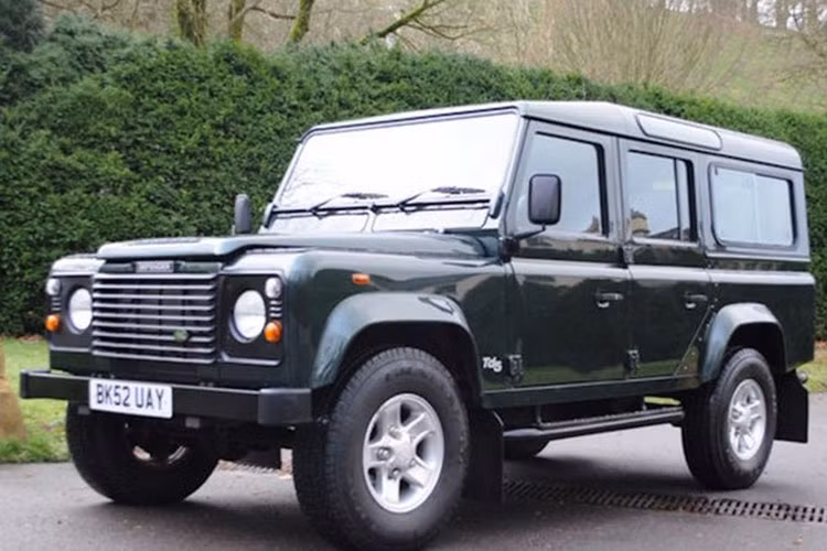 Theo ông McElroy, dòng xe yêu thích của Nữ hoàng Anh Elizabeth đệ nhị luôn là Land Rover Defender. Ông McElroy khẳng định Nữ hoàng Anh từng sở hữu gần 30 chiếc Land Rover Defender khác nhau. Vào năm 2002, hãng Land Rover đã chế tạo một chiếc Defender đặc biệt dành riêng cho Nữ hoàng Anh.