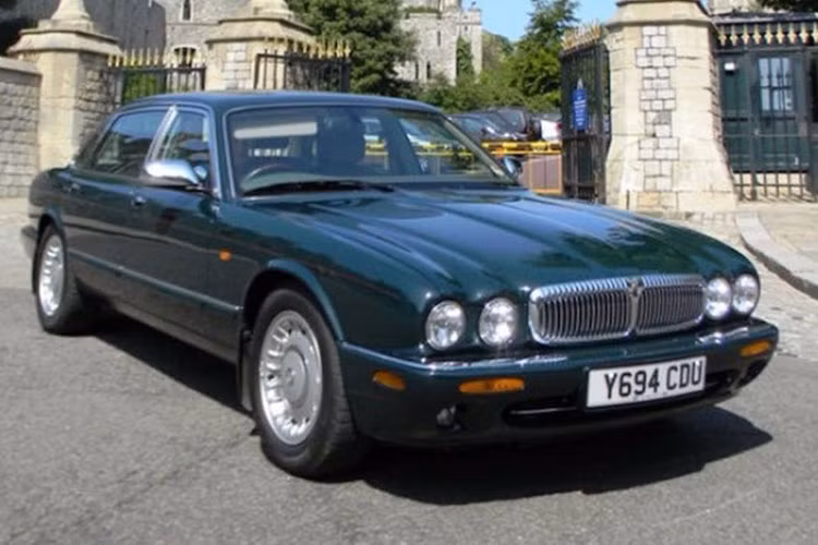 Jaguar Daimler V8 Super LWB này trở thành xe cá nhân của Nữ hoàng Anh trong 3 năm sau khi được đưa vào cung điện Buckingham từ năm 2001. Nữ hoàng Anh đã thường xuyên sử dụng chiếc Buckingham để lái quanh lâu đài Windsor hoặc đi thăm bạn bè. Chiếc xe có một chi tiết đặc biệt là ngăn chứa đồ với nắp trượt ở bệ tì tay trung tâm. 