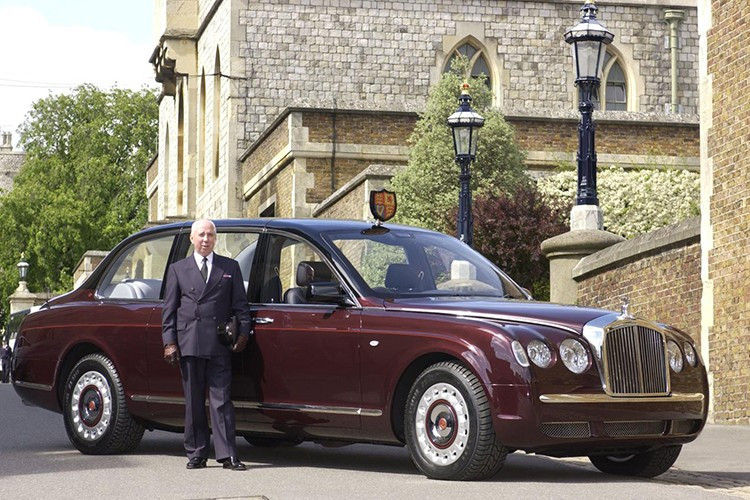 Chưa hết, cặp đôi xe Bentley đặc biệt này còn được trang bị nóc đóng/mở tùy ý để người dân có thể thấy Nữ hoàng Anh nếu đứng ở trên cao. Hàng ghế sau của 2 chiếc Bentley này được bọc bằng nỉ lông cừu. Trong khi đó, những phần còn lại của nội thất đều được bọc bằng da màu xám nhạt.