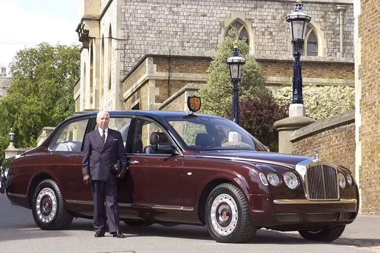 Chưa hết, cặp đôi xe Bentley đặc biệt này còn được trang bị nóc đóng/mở tùy ý để người dân có thể thấy Nữ hoàng Anh nếu đứng ở trên cao. Hàng ghế sau của 2 chiếc Bentley này được bọc bằng nỉ lông cừu. Trong khi đó, những phần còn lại của nội thất đều được bọc bằng da màu xám nhạt.