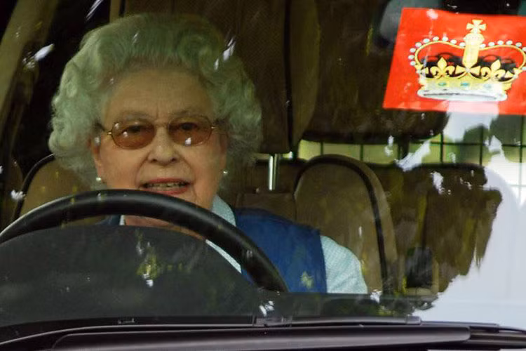 Theo ông McElroy, Nữ hoàng Anh cũng đã từng mua một chiếc siêu xe Aston Martin Volante DB6 cho Thái tử Charles nhân dịp sinh nhật thứ 21 của ông. Vào năm 2008, chiếc Aston Martin Volante DB6 này được độ lại để có thể chạy bằng nhiên liệu sinh học làm từ rượu.