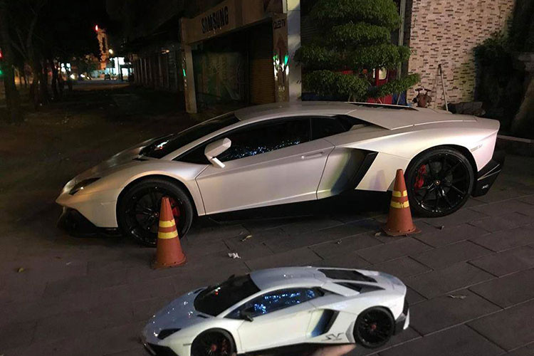 Lamborghini Aventador LP700-4 độ body kit bản giới hạn LP720-4 50º Anniversario độc nhất Việt Nam thuộc sở hữu của một đại gia tại Hà Nội. "Siêu bò" này hiện có mức giá chính hãng khoảng hơn 20 tỷ đồng.