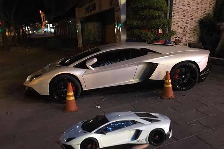 Lamborghini Aventador LP700-4 độ body kit bản giới hạn LP720-4 50º Anniversario độc nhất Việt Nam thuộc sở hữu của một đại gia tại Hà Nội. "Siêu bò" này hiện có mức giá chính hãng khoảng hơn 20 tỷ đồng.