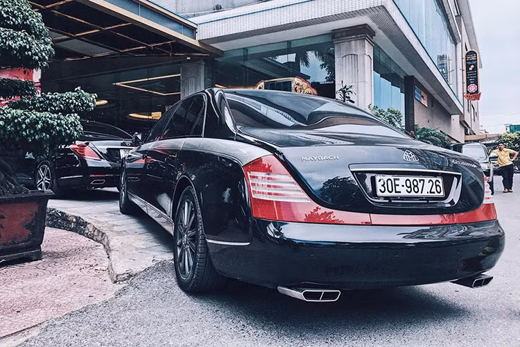 Chiếc siêu xe sang Maybach 62 độ bản giới hạn Zeppelin mới xuất hiện tại Nghệ An từng bị bắt gặp phủ bụi dày đặc tại một garage sửa xe ở Hà Nội. Chiếc xe siêu sang này nằm trong lô xe nhập lậu của Dũng "mặt sắt" từng bị cơ quan chức năng tịch thu vào tháng 5/2013. Đến tháng 11/2017, chiếc Maybach 62 bị bắt gặp xuất hiện trên đường phố Hà Nội.