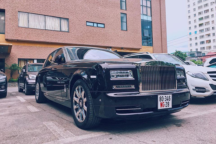 Ngoài Maybach 62 độ lên bản giới hạn Zeppelin, bãi gửi xe của khách sạn cao cấp này còn có sự xuất hiện của chiếc xe siêu sang Rolls-Royce Phantom Series II. Hiện tại, chiếc xe siêu sang này nếu được phân phối chính hãng và ra biển số trắng sẽ có mức giá không dưới 50 tỷ đồng.