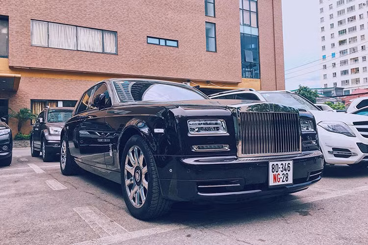 Ngoài Maybach 62 độ lên bản giới hạn Zeppelin, bãi gửi xe của khách sạn cao cấp này còn có sự xuất hiện của chiếc xe siêu sang Rolls-Royce Phantom Series II. Hiện tại, chiếc xe siêu sang này nếu được phân phối chính hãng và ra biển số trắng sẽ có mức giá không dưới 50 tỷ đồng.